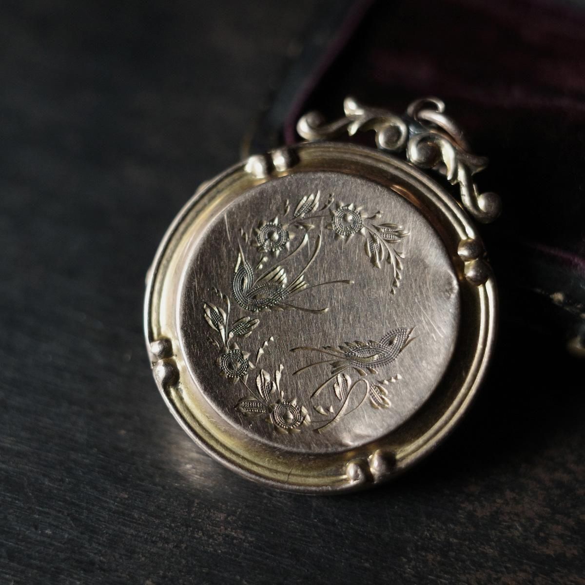 ヴィクトリアン 9金 ロケット ペンダントトップ（Victorian 9K Locket