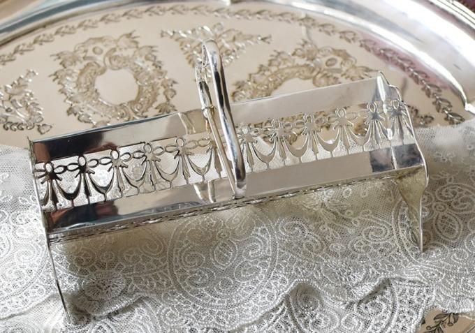 英国ヴィンテージ銀器【シルバープレート】リボンの透かしのビスケット