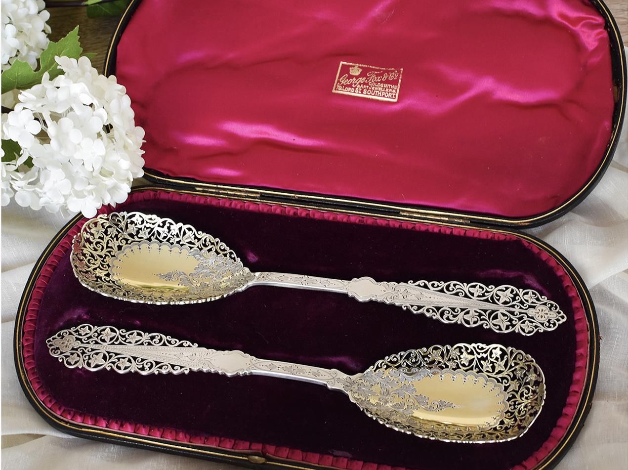 英国アンティーク銀器【純銀】1896年 透かしのサービングスプーンペア