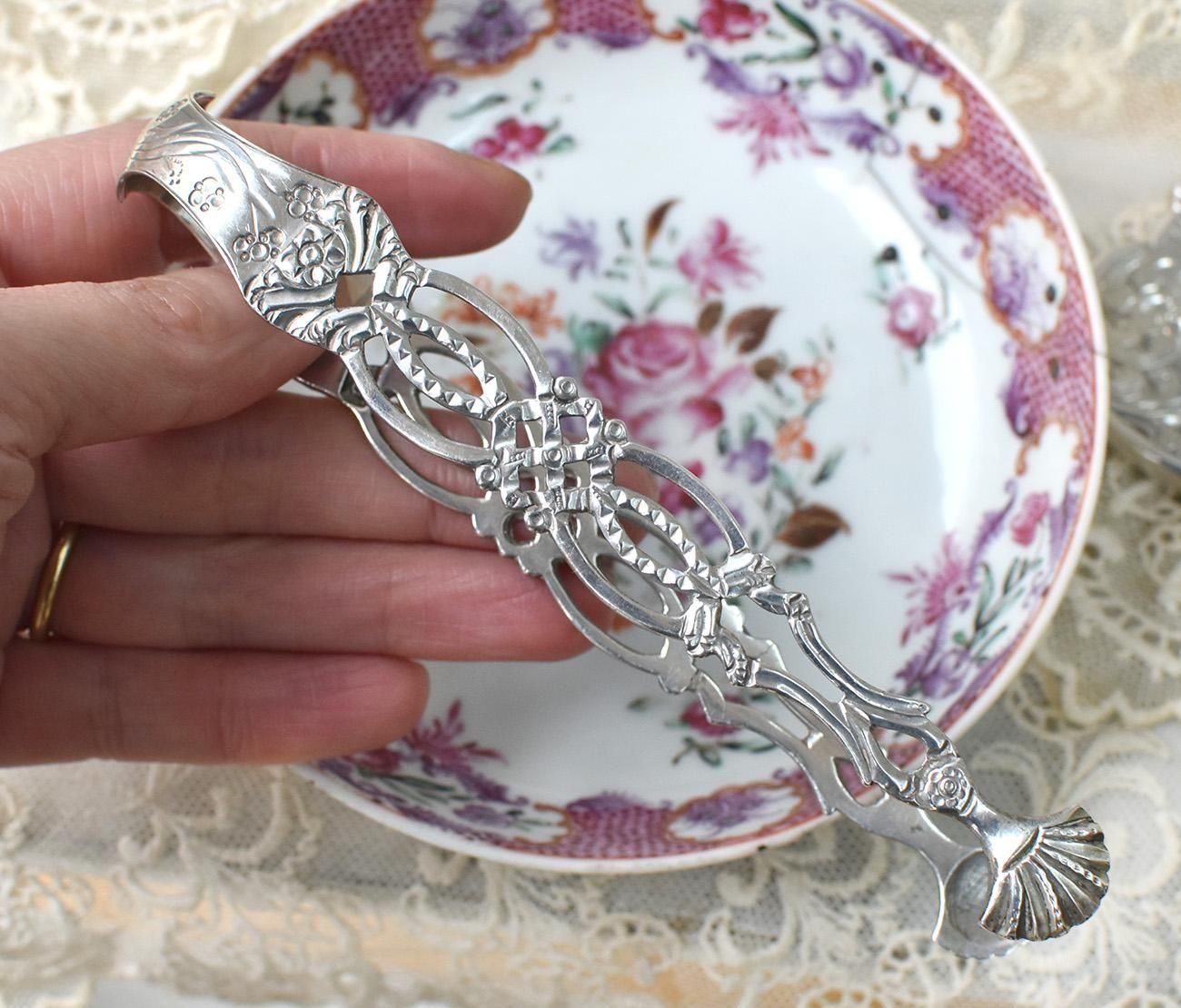 英国アンティーク銀器【純銀】1836-8年 透かしのシュガートング