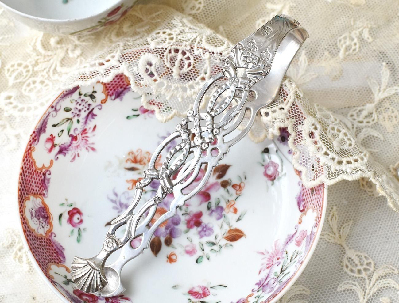 英国アンティーク銀器【純銀】1836-8年 透かしのシュガートング