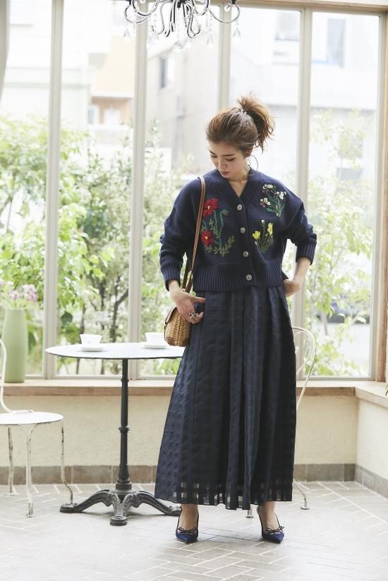 フラワー刺繍Vネックカーディガン(ネイビー) - seventen