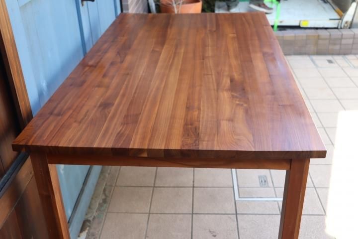 無印良品(MUJI)のウォールナット無垢材 ダイニングテーブル/140cmです