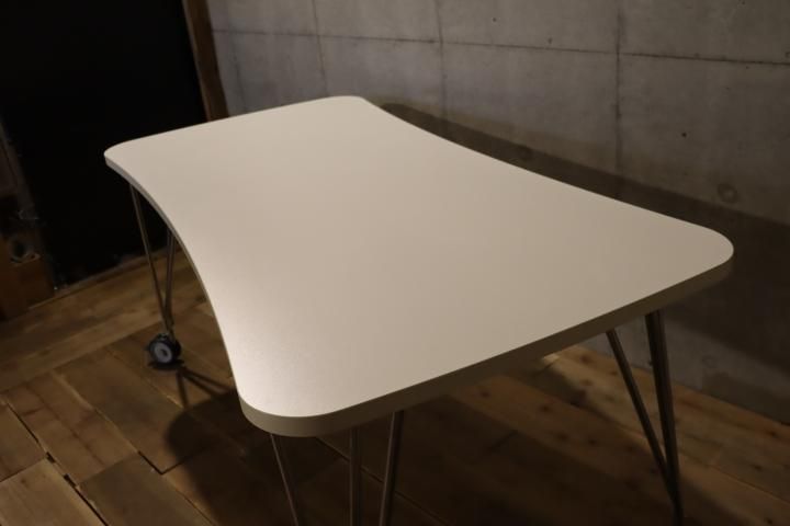 イタリアのデザイナーズ家具ブランドKARTELL(カルテル)のMAXTABLE