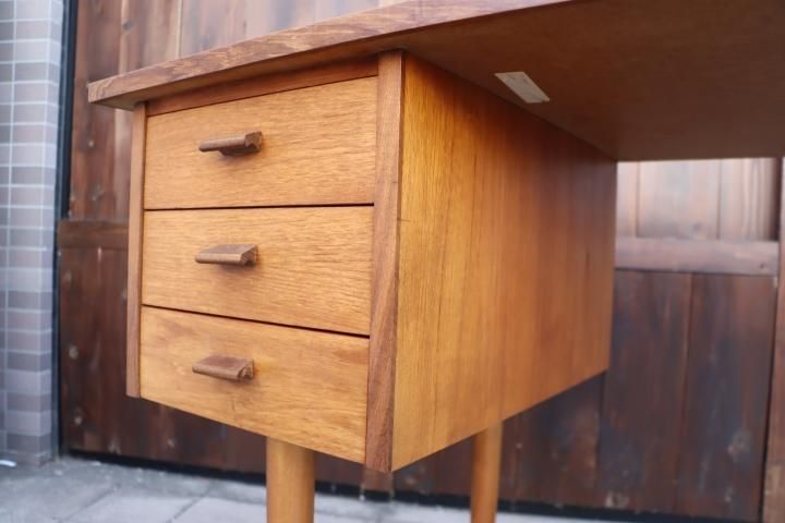 デンマーク製のチーク材を使用した両袖デスクです。北欧らしいシンプル