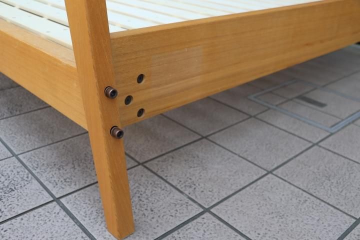 人気の無印良品(MUJI)のタモ材 ダブルベッドフレームです。スッキリと