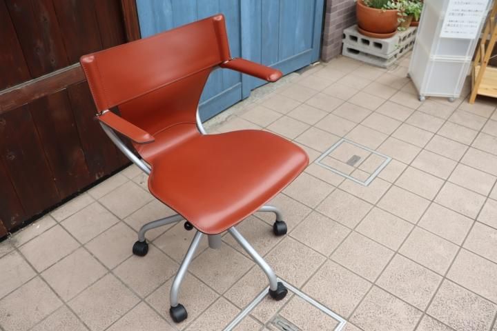 karimoku(カリモク家具)のデスクチェアー/XT4310です。スタイリッシュ