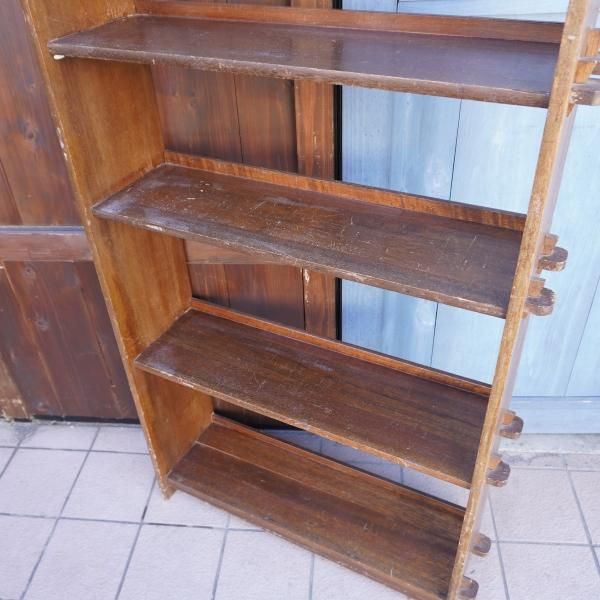 昭和レトロなヴィンテージ ブックシェルフです。使い込まれた風合いが