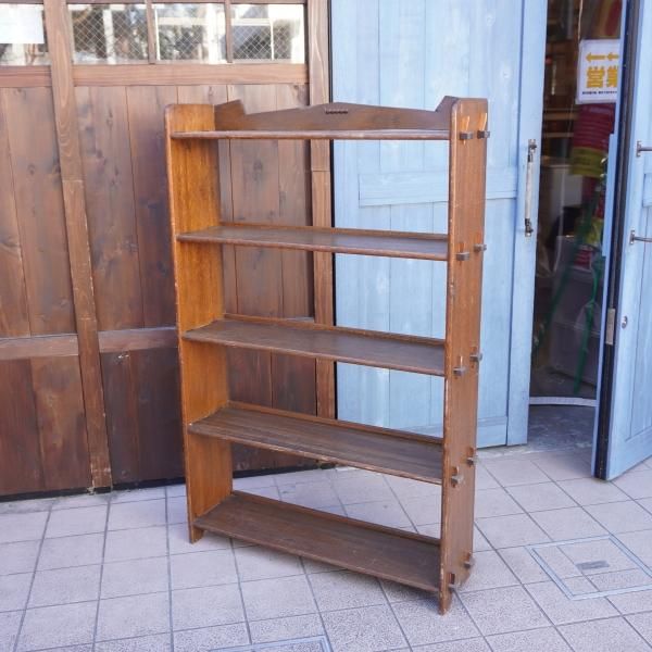 昭和レトロなヴィンテージ ブックシェルフです。使い込まれた風合いが