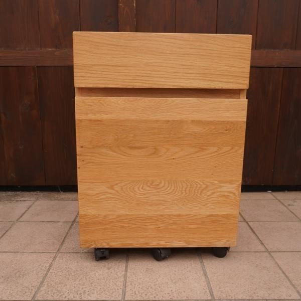 人気のMUJI(無印良品)のオーク無垢材 デスクキャビネット。シンプルで