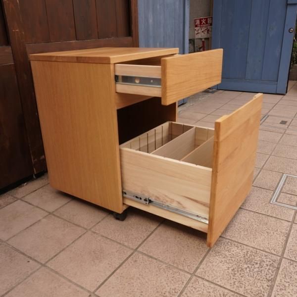 人気のMUJI(無印良品)のオーク無垢材 デスクキャビネット。シンプルで