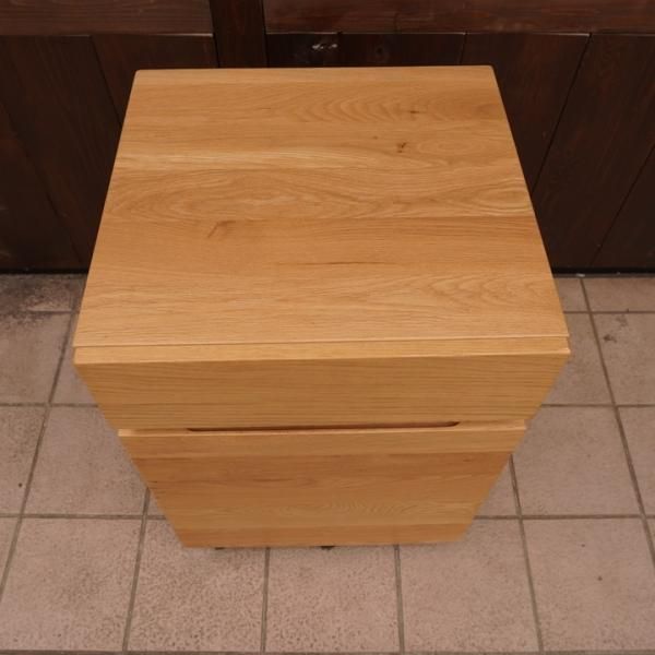 人気のMUJI(無印良品)のオーク無垢材 デスクキャビネット。シンプルで