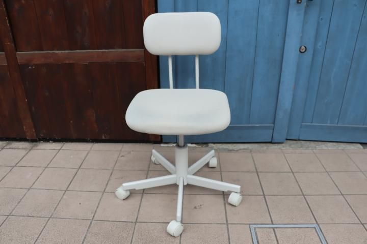 人気のMUJI（無印良品）のデスクチェアです。高さ調整可能なワーキング