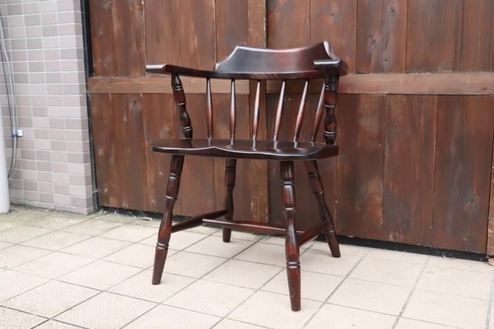 北海道民芸家具(HOKUMIN)のカバ無垢材を使用した、キャプテンチェア