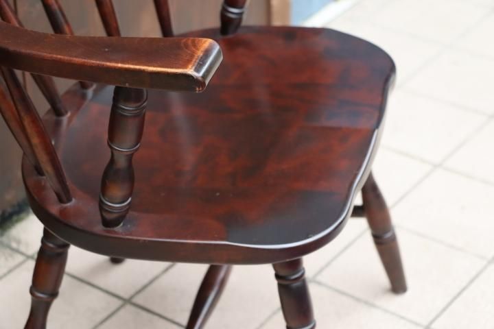 北海道民芸家具(HOKUMIN)のカバ無垢材を使用した、キャプテンチェア