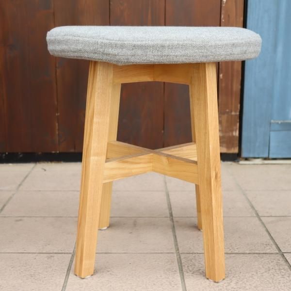 unico(ウニコ)の CLARUS-mini(クラルスミニ) アッシュ材 スツールです