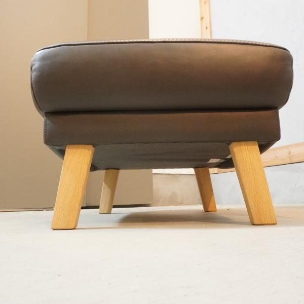 人気のkarimoku(カリモク家具)よりZU4606 本革 オットマンです！モダン