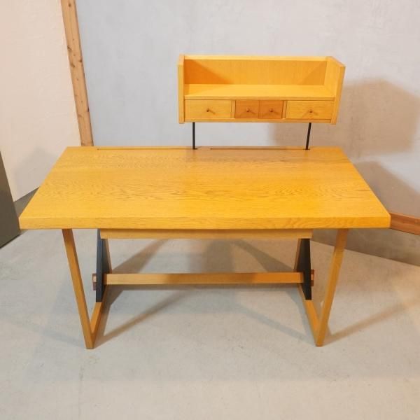 北海道のTAKUMI KOHGEI(匠工芸)のオーク無垢材 デスクです。天然木の