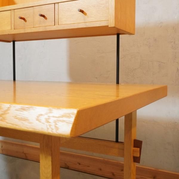 北海道のTAKUMI KOHGEI(匠工芸)のオーク無垢材 デスクです。天然木の
