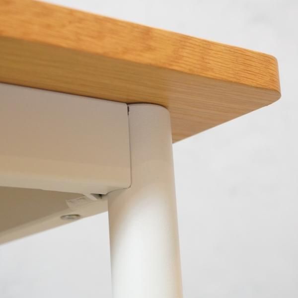 オーク材を使用した無印良品のパーソナルデスク。ホワイトのスチール脚
