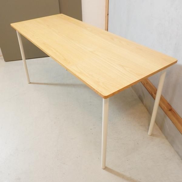 オーク材を使用した無印良品のパーソナルデスク。ホワイトのスチール脚