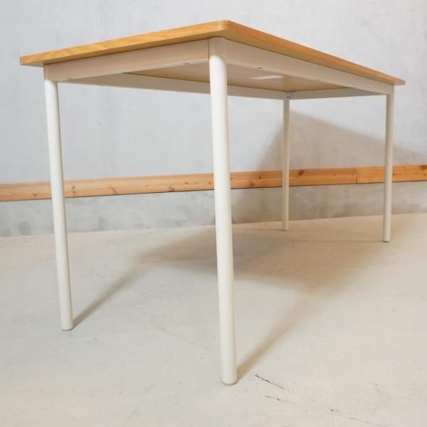 オーク材を使用した無印良品のパーソナルデスク。ホワイトのスチール脚