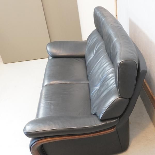 karimoku(カリモク家具)より本革を使用したZT73 2人掛けソファーです