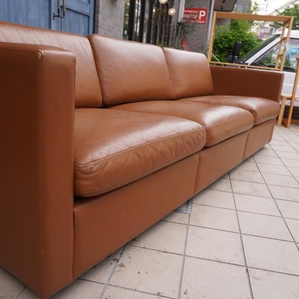 Knoll(ノル)よりCharles Pfister(チャールズ・フィスター)による