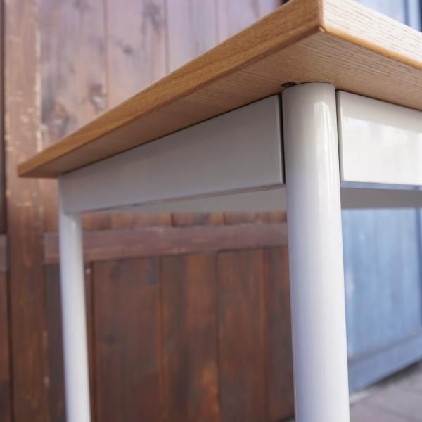 タモ材を使用した無印良品のパーソナルデスク。ホワイトのスチール脚と