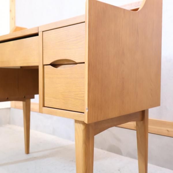 unico(ウニコ)のSIGNE(シグネ)シリーズのドレッサーです。オーク材の