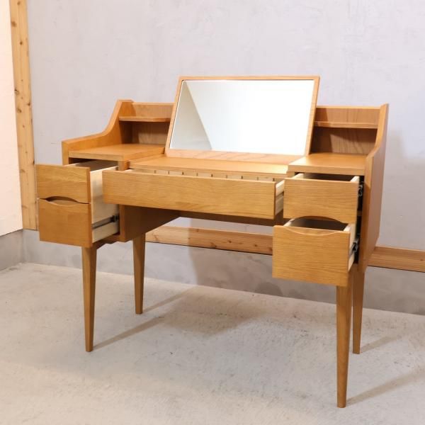 unico(ウニコ)のSIGNE(シグネ)シリーズのドレッサーです。オーク材の