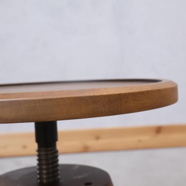 unico(ウニコ)のVIZ(ヴィズ) 回転スツールです。高さ調整も可能で