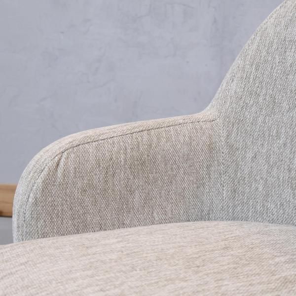 unico(ウニコ)のPIIVO(ピーヴォ) 回転式チェアです。丸みのある