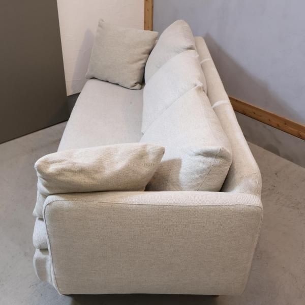 unico(ウニコ)のRAUFA(ラウファ) 3シーターソファです。ナチュラルな色