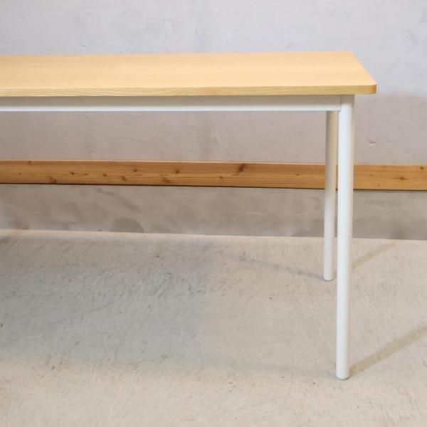 オーク材を使用した無印良品のパーソナルデスク。ホワイトのスチール脚