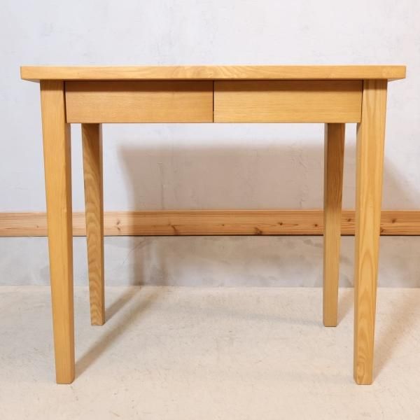 稀少なタモ材を使用した無印良品(MUJI)のパーソナルデスク。シンプルで