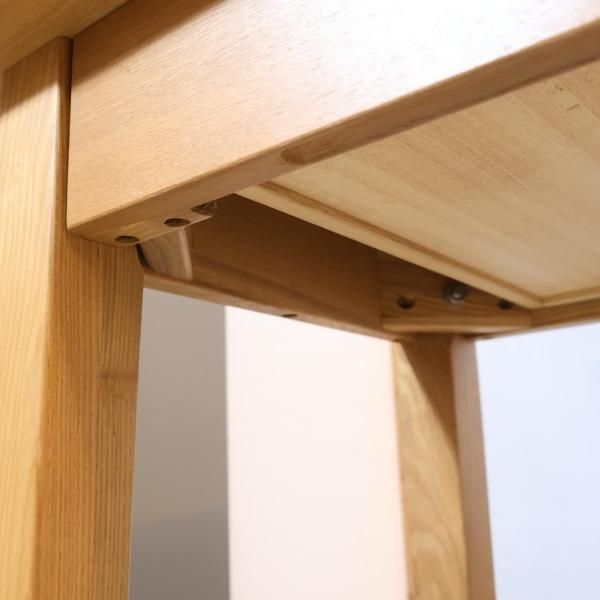 稀少なタモ材を使用した無印良品(MUJI)のパーソナルデスク。シンプルで