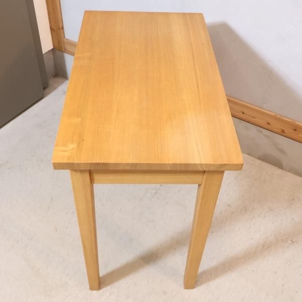 稀少なタモ材を使用した無印良品(MUJI)のパーソナルデスク。シンプルで