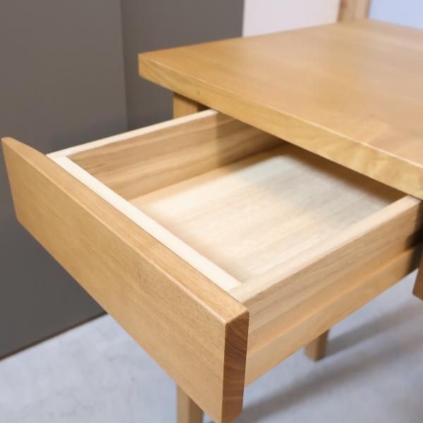 稀少なタモ材を使用した無印良品(MUJI)のパーソナルデスク。シンプルで