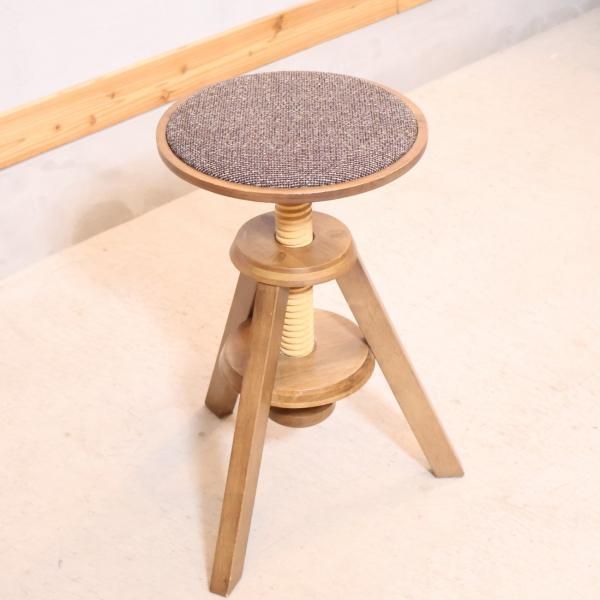 unico(ウニコ)のVOLTA(ボルタ) 回転スツールです。高さ調整も可能で天