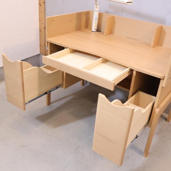 karimoku(カリモク)とBenesse(ベネッセ)のコラボ商品 学び成長デスク