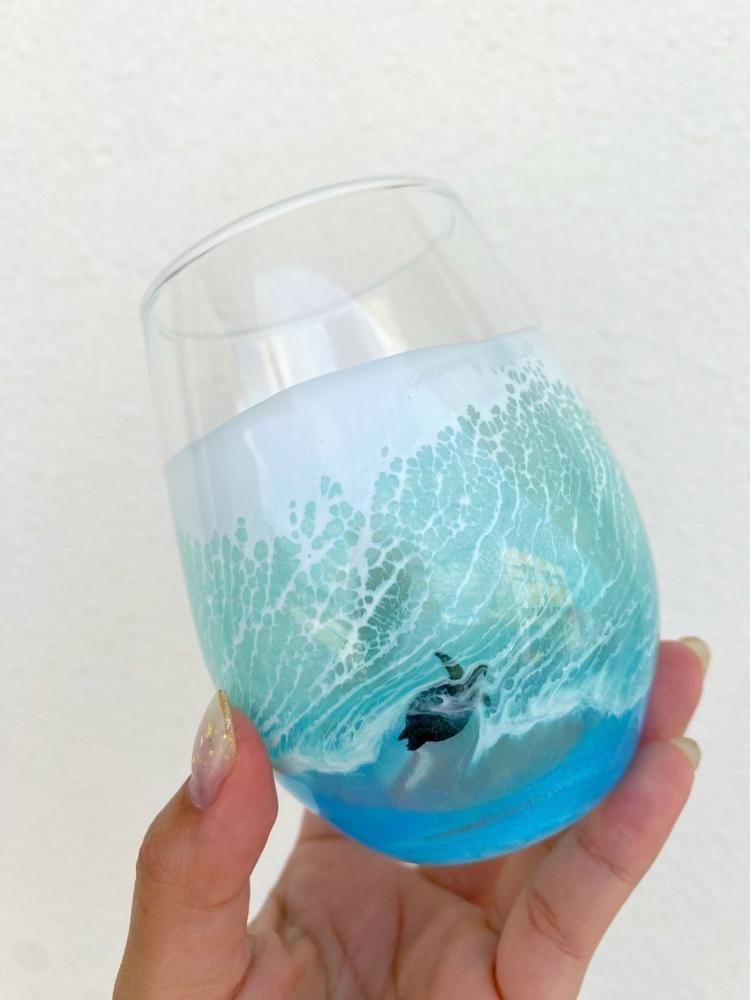 沖縄ギフト - 宮古島の海を泳ぐウミガメを描いたアートグラス 贈り物に