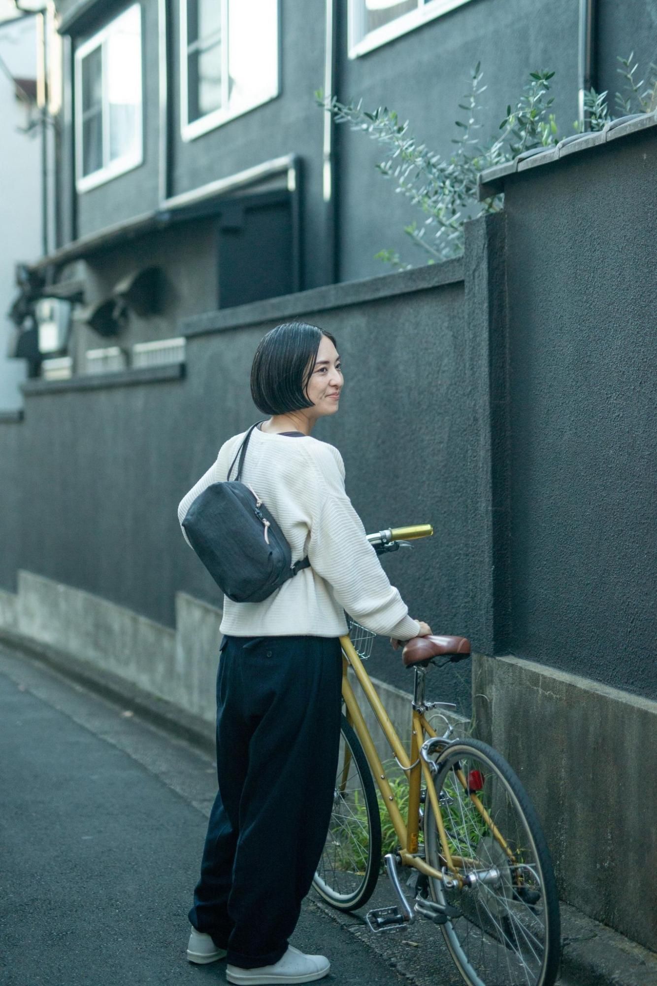 FUKUI SIWAナイロンボディバッグM ダークグレー - NIZYU KANO 公式通販