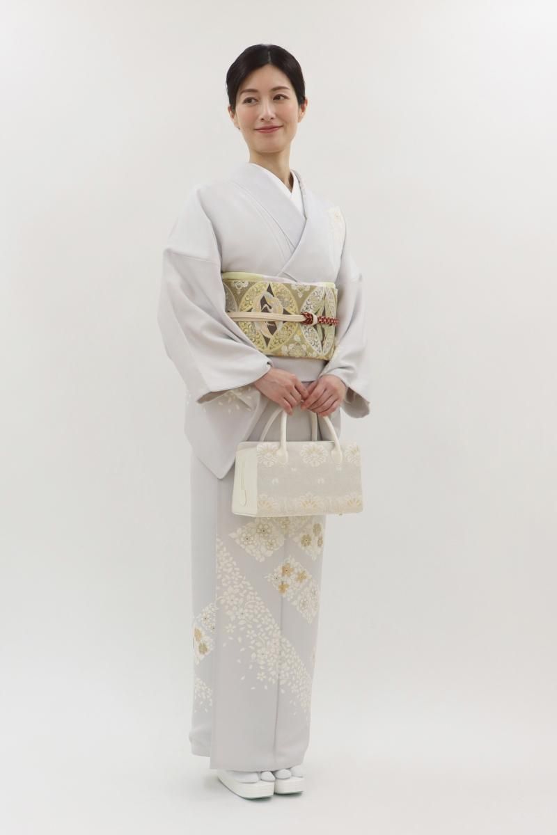 銀座【B-4054】訪問着 銀鼠色 花唐草の菱に桜の花弁（落款入） 身丈