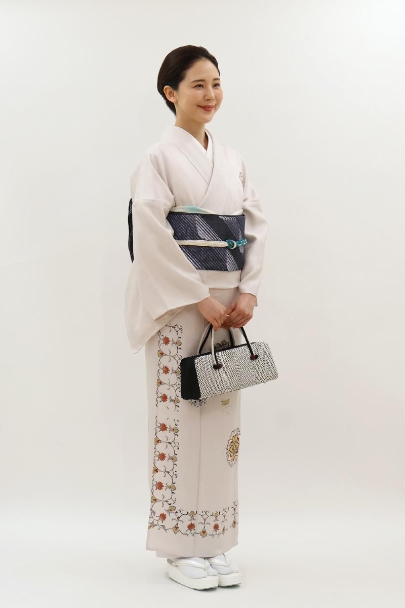 銀座【B-4093】絹菱製 単衣 付下げ 淡い灰桜色 装飾華文（反端付）（N