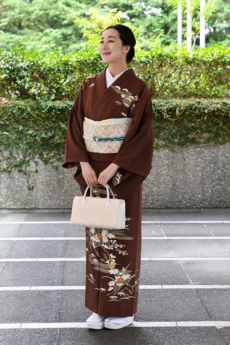 銀座【着物4658】繍一ッ紋 訪問着 茶褐色 御所解文 :身丈165.5/裄69