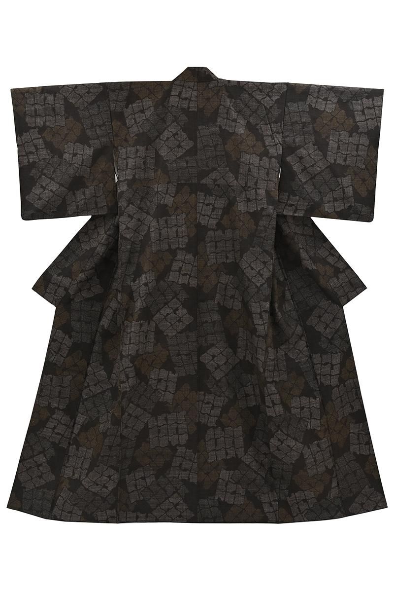 銀座【着物4709】本場結城紬 憲法黒茶色 瓦文（反端証紙付）:身丈161