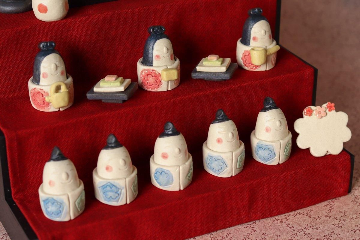 岡崎順子 和食器通販｜さわらぎ おひなさま黒三段赤生地