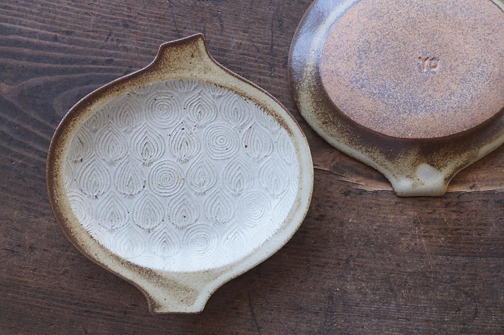 マ34 oldwhite たまねぎ皿（焼き色幅あり） - 益子焼の小さな窯元