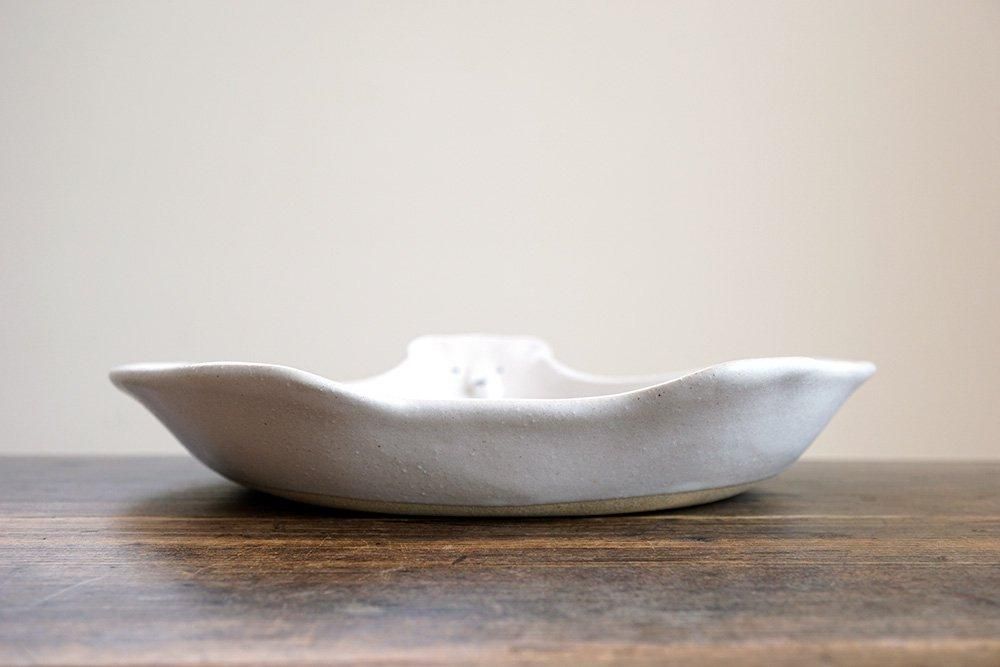 ケ7 シロクマのお皿 大 - 益子焼の小さな窯元「よしざわ窯」- 生活